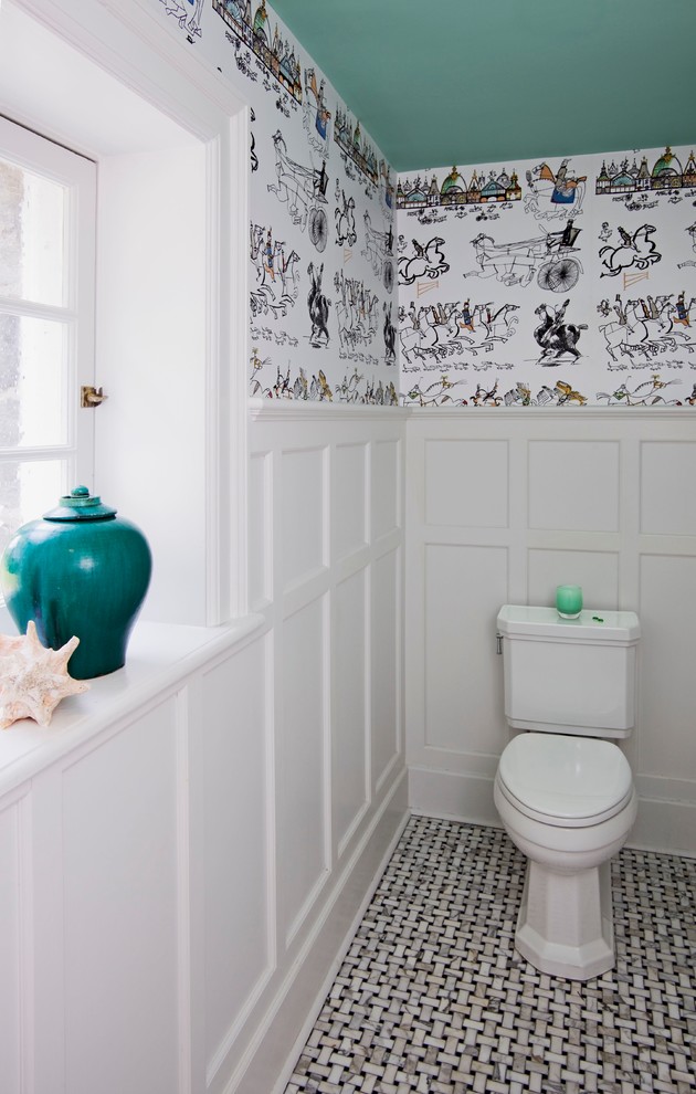 Aménagement d'un WC et toilettes classique de taille moyenne avec une vasque, des portes de placard blanches, WC séparés, un carrelage noir et blanc, un mur multicolore et un sol en carrelage de terre cuite.