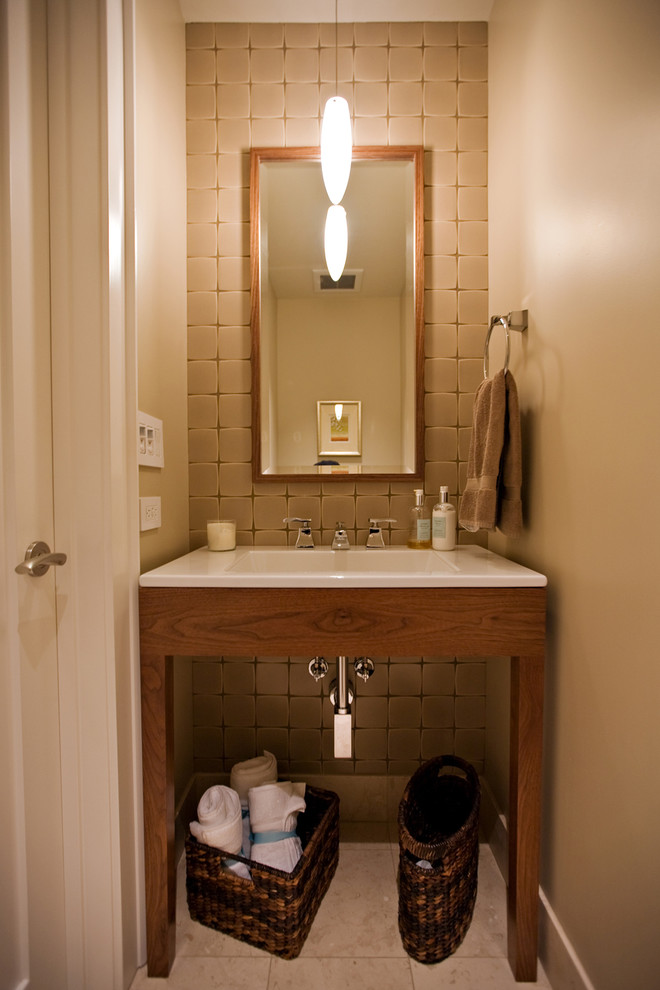Inspiration för små moderna toaletter, med ett integrerad handfat, möbel-liknande, skåp i mellenmörkt trä, beige kakel, porslinskakel, bänkskiva i akrylsten, bruna väggar, klinkergolv i porslin och beiget golv
