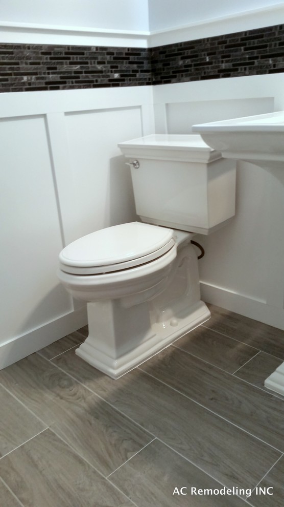 Идея дизайна: маленький туалет в современном стиле с раковиной с пьедесталом, серыми стенами и удлиненной плиткой для на участке и в саду