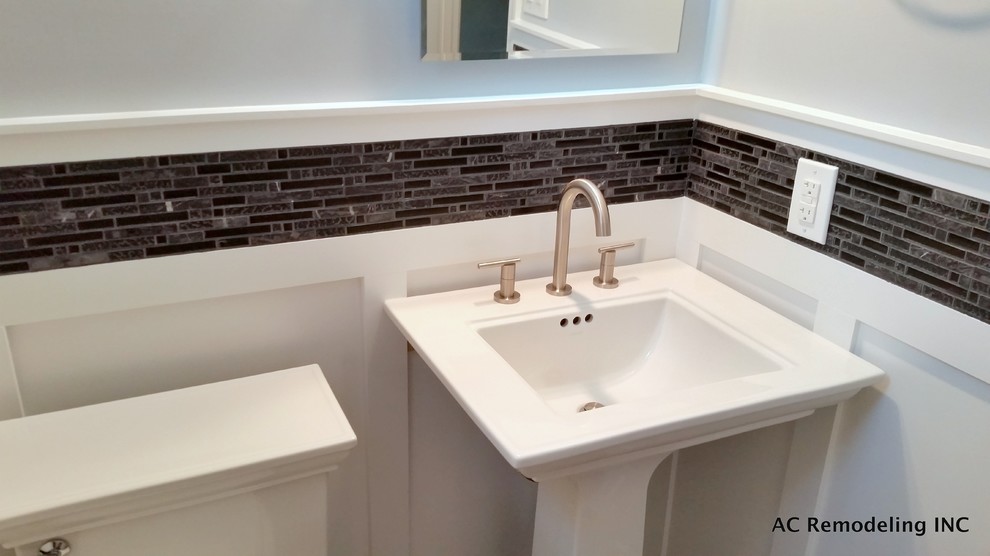 ワシントンD.C.にある小さなコンテンポラリースタイルのおしゃれなトイレ・洗面所 (ペデスタルシンク、ガラスタイル、グレーの壁、磁器タイルの床) の写真