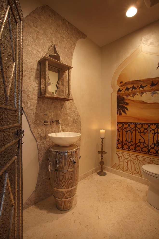 Mittelgroße Mediterrane Gästetoilette mit beiger Wandfarbe, Keramikboden, Aufsatzwaschbecken, beigen Fliesen und Travertinfliesen in Miami