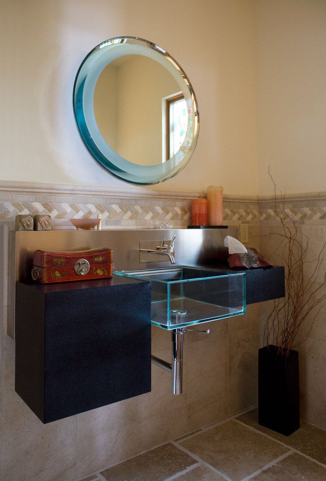 Imagen de aseo bohemio con lavabo suspendido y baldosas y/o azulejos beige