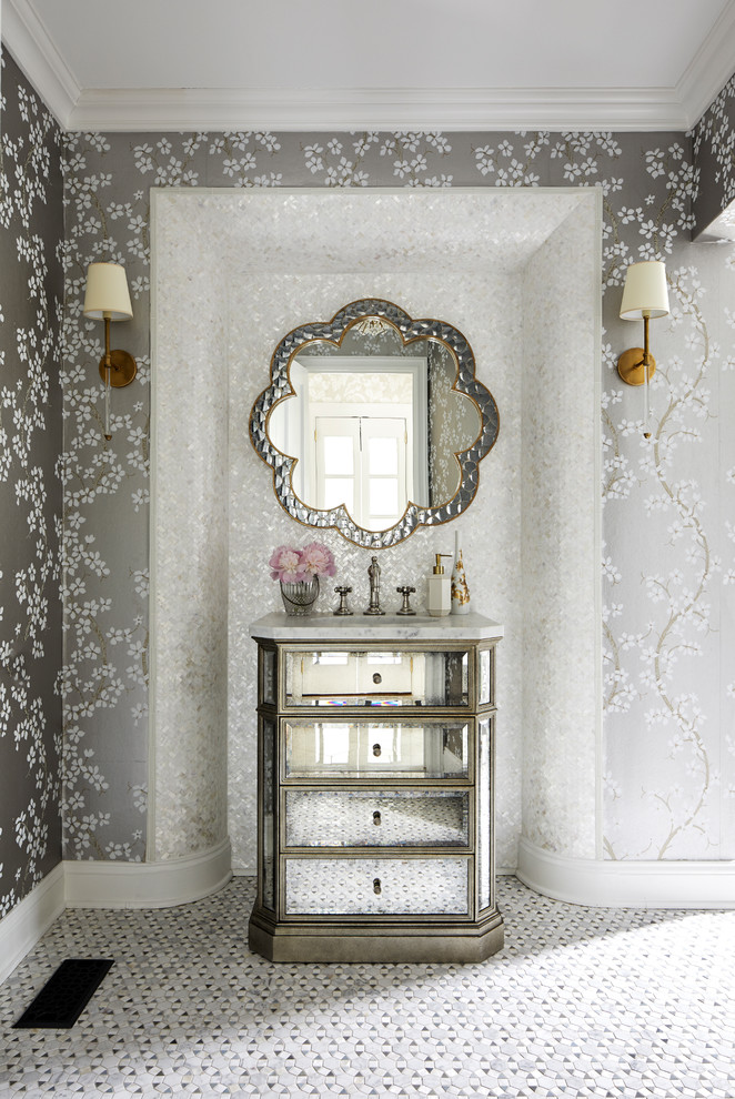 Idee per un bagno di servizio chic con consolle stile comò, pareti multicolore, top in marmo, pavimento multicolore e top grigio