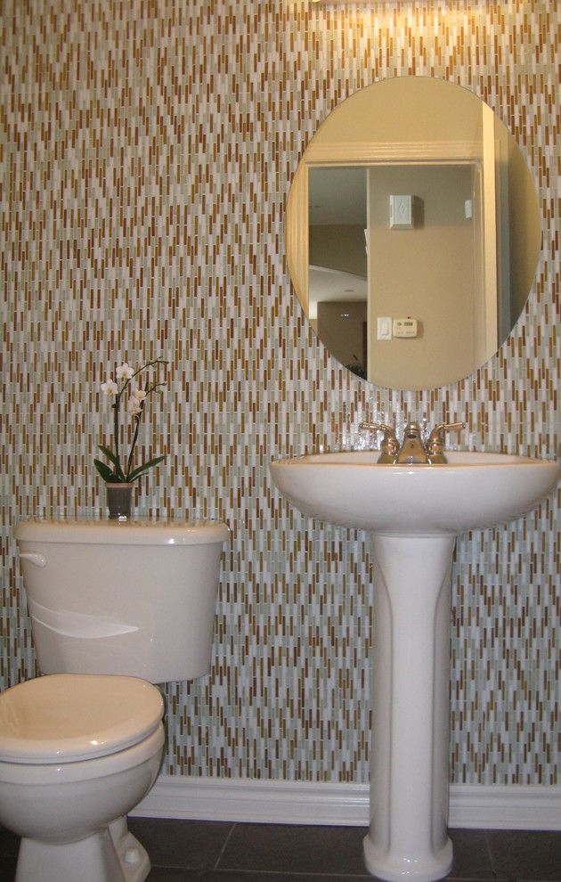 Immagine di un piccolo bagno di servizio contemporaneo con lavabo a colonna, WC a due pezzi, piastrelle multicolore, piastrelle a mosaico, pareti grigie e pavimento in gres porcellanato