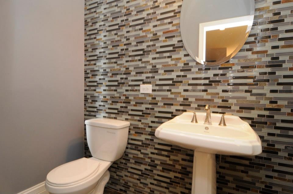 Idee per un piccolo bagno di servizio classico con WC a due pezzi, piastrelle multicolore, piastrelle di vetro, pareti grigie e lavabo a colonna