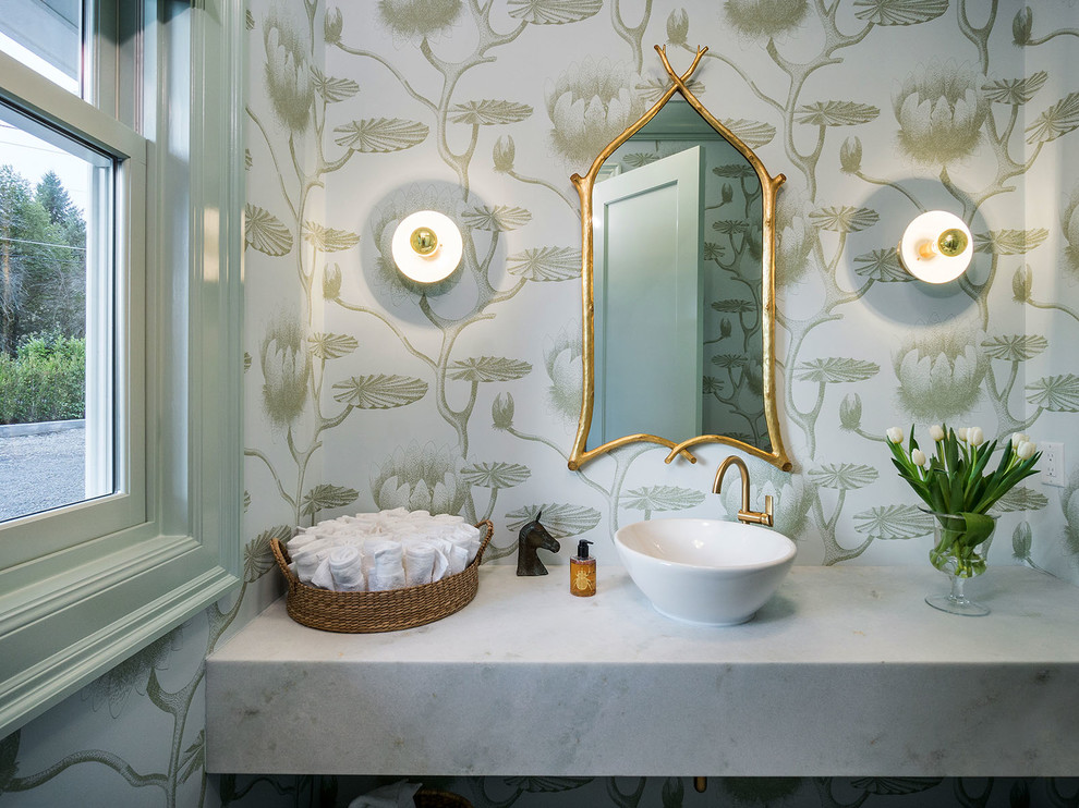 ポートランドにあるトランジショナルスタイルのおしゃれなトイレ・洗面所 (マルチカラーの壁、ベッセル式洗面器、白い洗面カウンター) の写真