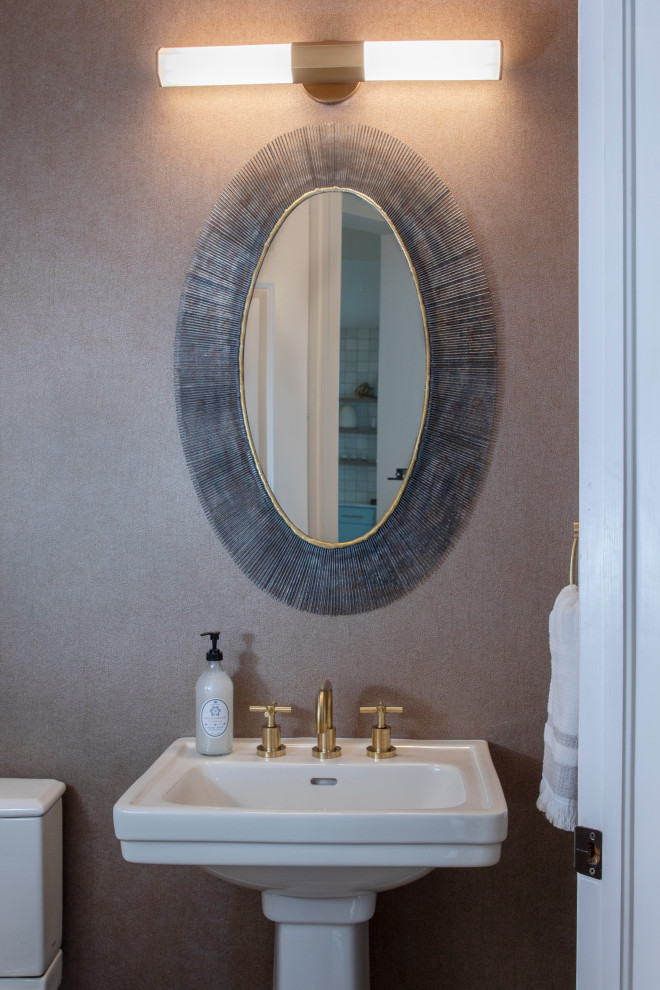 Kleine Moderne Gästetoilette mit Wandtoilette mit Spülkasten, brauner Wandfarbe, Sockelwaschbecken und Tapetenwänden in Miami