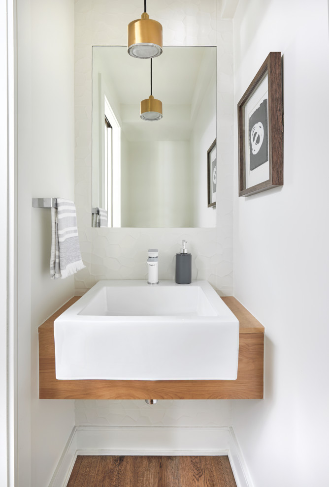 Inspiration för ett litet funkis toalett, med öppna hyllor, skåp i mellenmörkt trä, vita väggar, ett nedsänkt handfat och träbänkskiva