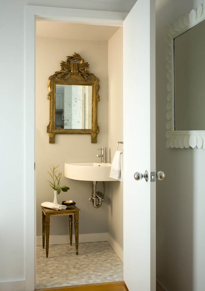 Foto de aseo moderno pequeño con lavabo suspendido, sanitario de dos piezas, paredes grises y suelo de mármol