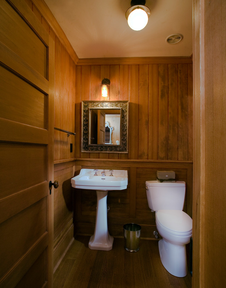 Ejemplo de aseo rústico pequeño con sanitario de una pieza, paredes marrones y lavabo con pedestal