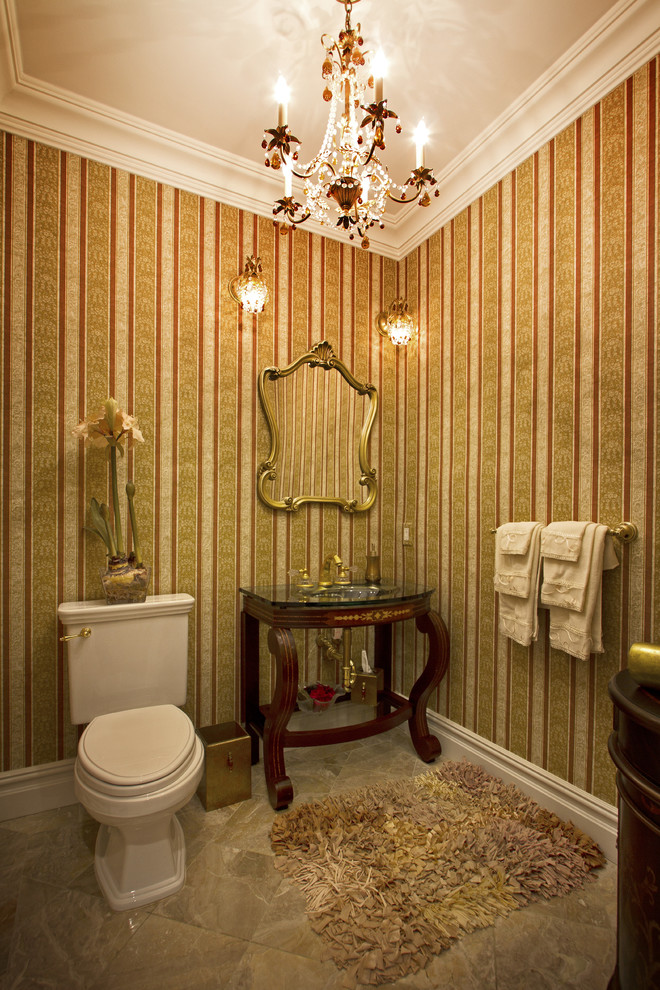 Идея дизайна: туалет среднего размера в стиле неоклассика (современная классика) с раздельным унитазом, разноцветными стенами, мраморным полом, монолитной раковиной, стеклянной столешницей и серым полом