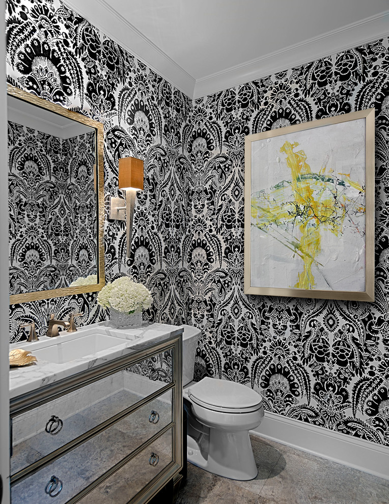 Klassisk inredning av ett mellanstort toalett, med luckor med glaspanel, en toalettstol med separat cisternkåpa, flerfärgade väggar, klinkergolv i keramik, ett undermonterad handfat, marmorbänkskiva och grått golv
