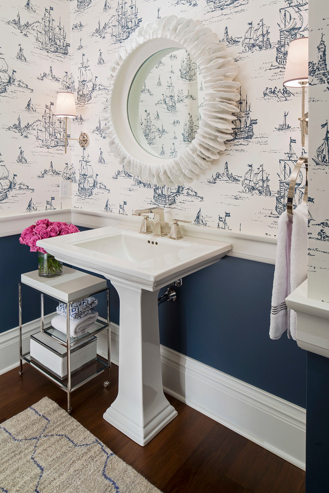 ミネアポリスにある中くらいなトランジショナルスタイルのおしゃれなトイレ・洗面所 (青い壁、ペデスタルシンク、分離型トイレ、無垢フローリング、茶色い床) の写真