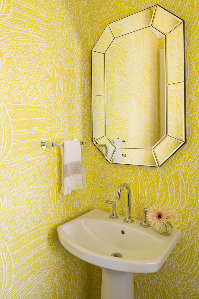 Foto di un bagno di servizio design con pareti gialle e lavabo a colonna