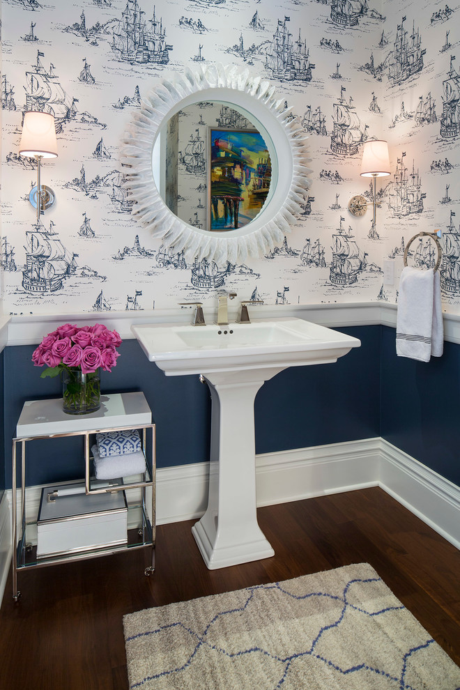 Esempio di un bagno di servizio tradizionale di medie dimensioni con pareti blu, lavabo a colonna, WC a due pezzi, pavimento in legno massello medio e pavimento marrone