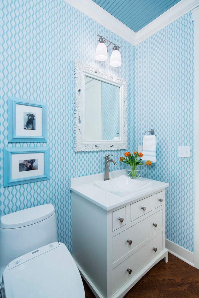 Esempio di un bagno di servizio stile marino con ante bianche, WC a due pezzi, pareti blu, parquet scuro, ante lisce e lavabo da incasso
