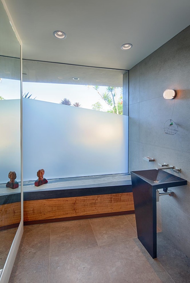 Пример оригинального дизайна: огромный туалет в современном стиле с раковиной с пьедесталом, унитазом-моноблоком, серой плиткой, керамогранитной плиткой, серыми стенами и полом из керамогранита