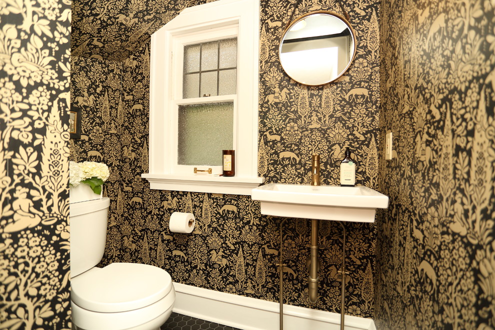 Immagine di un piccolo bagno di servizio classico con WC a due pezzi, pareti marroni, pavimento con piastrelle in ceramica e lavabo sospeso