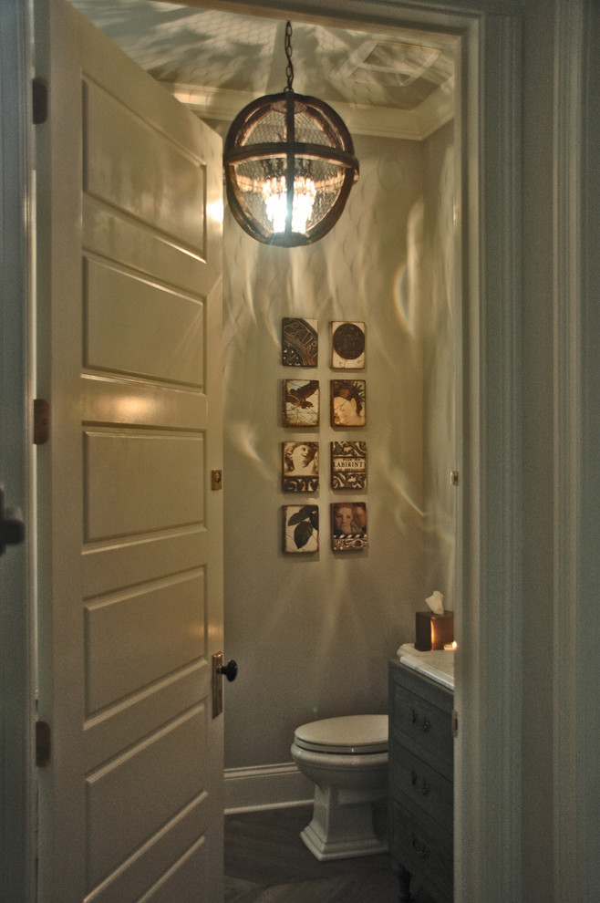 Cette image montre un WC et toilettes rustique en bois vieilli de taille moyenne avec un placard en trompe-l'oeil, WC séparés, un carrelage gris, des carreaux de porcelaine, un mur gris, un sol en carrelage de porcelaine et un plan de toilette en granite.