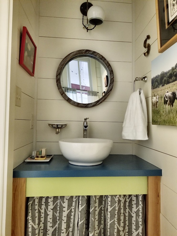 Idéer för att renovera ett litet lantligt blå blått toalett, med blå skåp, vita väggar, klinkergolv i porslin, ett fristående handfat och träbänkskiva