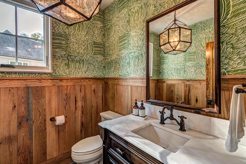 Landhausstil Gästetoilette mit dunklen Holzschränken, Wandtoilette mit Spülkasten, grüner Wandfarbe und Unterbauwaschbecken in Charlotte