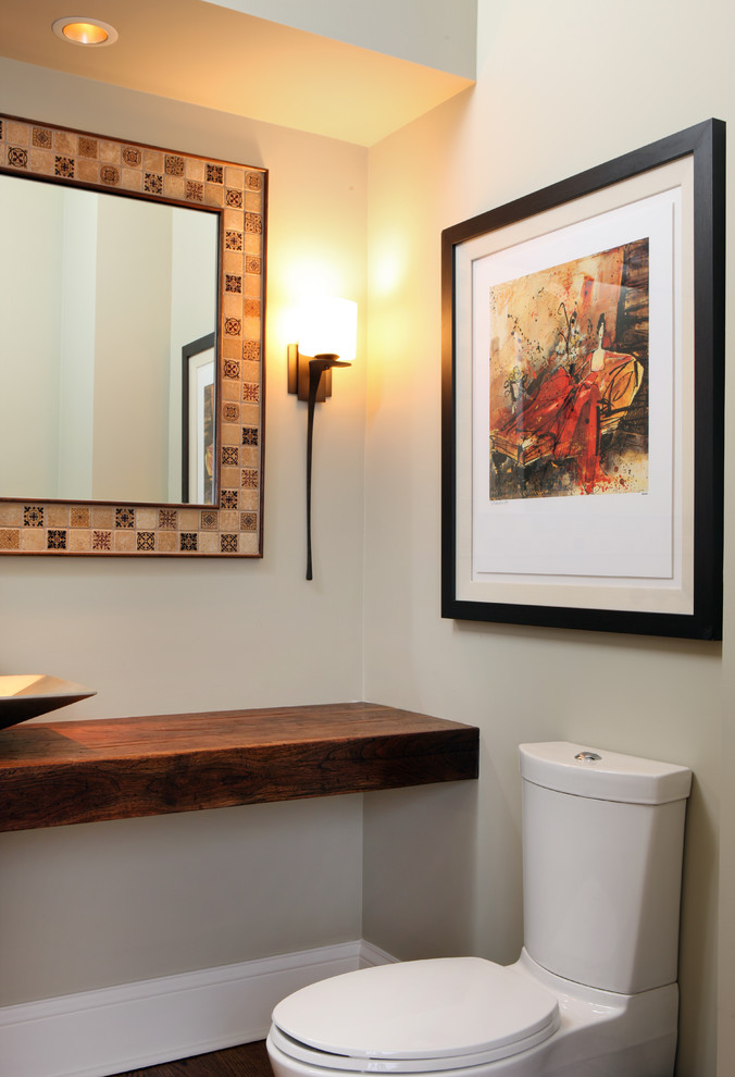 Idée de décoration pour un WC et toilettes design de taille moyenne avec une vasque, un plan de toilette en bois, un mur beige et WC séparés.