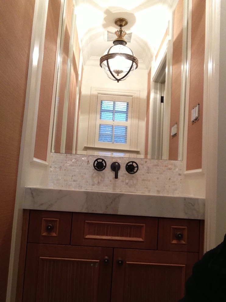 Foto di un piccolo bagno di servizio tradizionale con ante con riquadro incassato, ante in legno scuro, piastrelle bianche, piastrelle a mosaico, pareti marroni e top in marmo