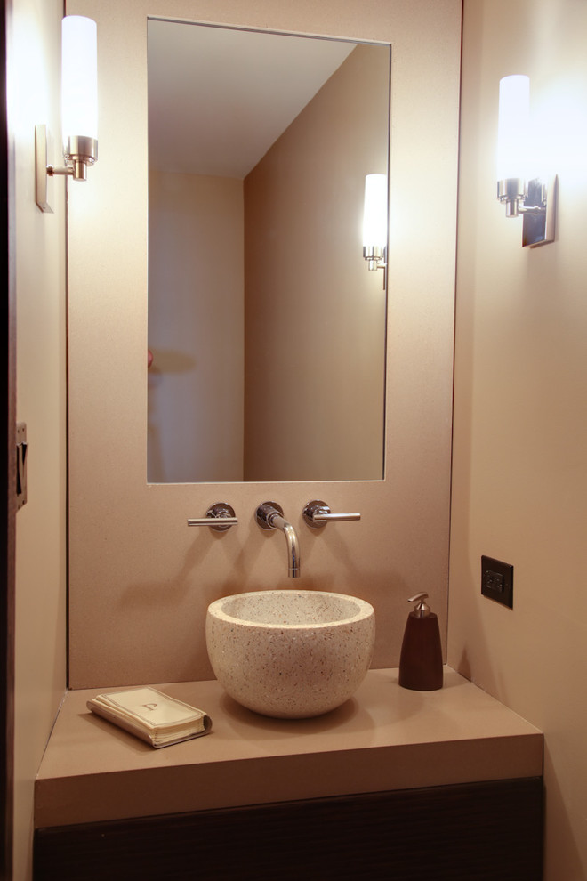 Idées déco pour un WC et toilettes contemporain en bois foncé de taille moyenne avec une vasque, un placard à porte plane, un plan de toilette en béton, WC à poser, un carrelage beige et un mur beige.