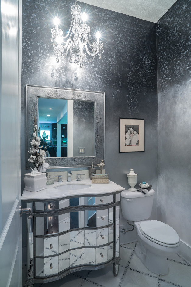 Foto di un piccolo bagno di servizio classico con lavabo sottopiano, ante di vetro, WC a due pezzi, pareti multicolore, pavimento in marmo e top in quarzo composito