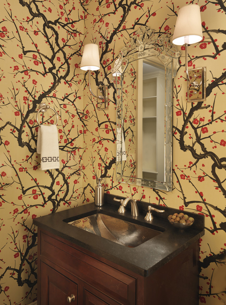 Imagen de aseo bohemio con lavabo bajoencimera, armarios con paneles con relieve, puertas de armario de madera en tonos medios y paredes multicolor