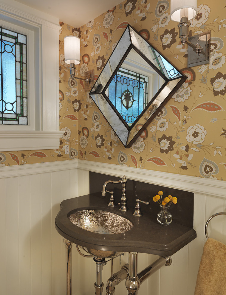 ボストンにあるトラディショナルスタイルのおしゃれなトイレ・洗面所 (アンダーカウンター洗面器、マルチカラーの壁) の写真