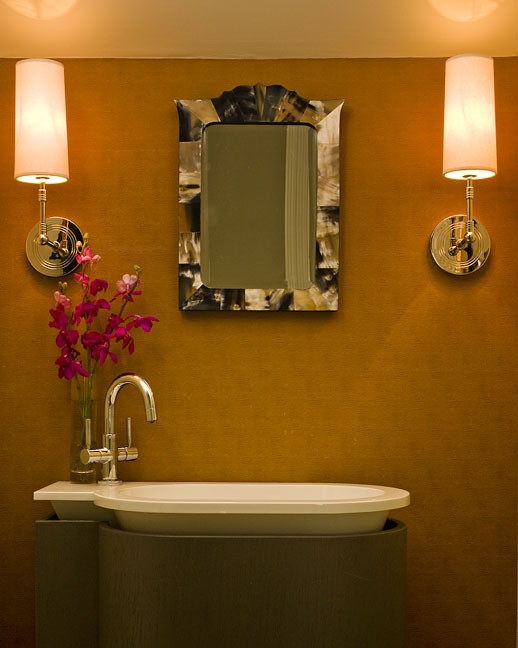 Источник вдохновения для домашнего уюта: маленький туалет в стиле модернизм с оранжевыми стенами и настольной раковиной для на участке и в саду