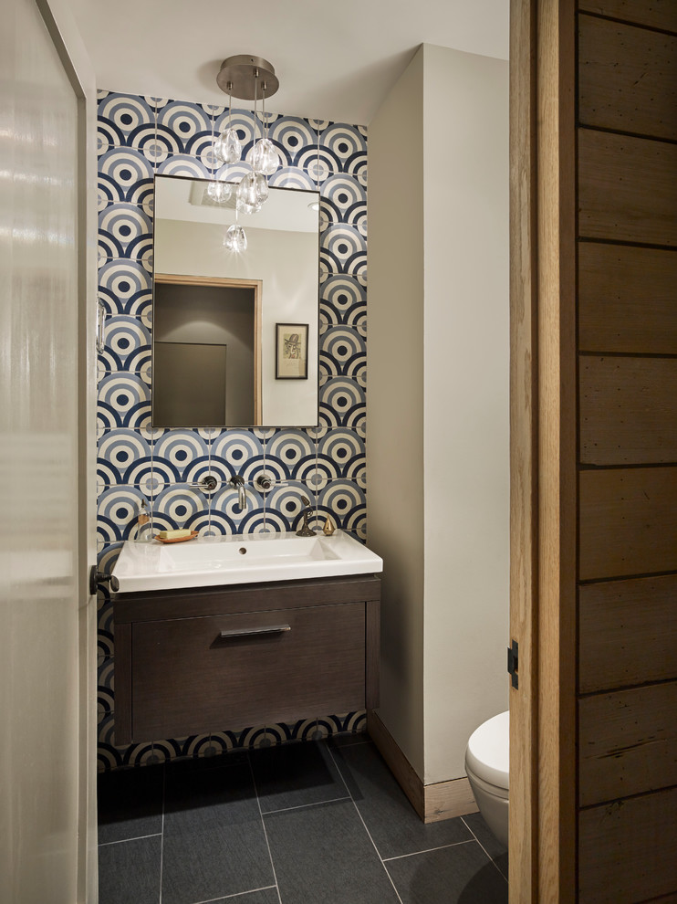 Источник вдохновения для домашнего уюта: туалет в современном стиле с монолитной раковиной, плоскими фасадами, темными деревянными фасадами, разноцветной плиткой и бежевыми стенами