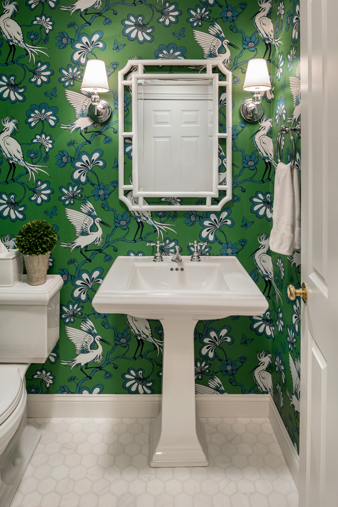 Kleine Moderne Gästetoilette mit Wandtoilette mit Spülkasten, grüner Wandfarbe, Marmorboden, Sockelwaschbecken, weißem Boden und weißer Waschtischplatte in Providence