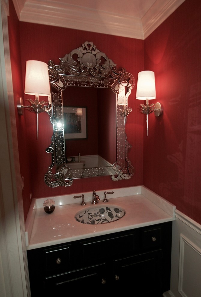Immagine di un bagno di servizio tradizionale con ante nere, pareti rosse, lavabo sottopiano e top in marmo