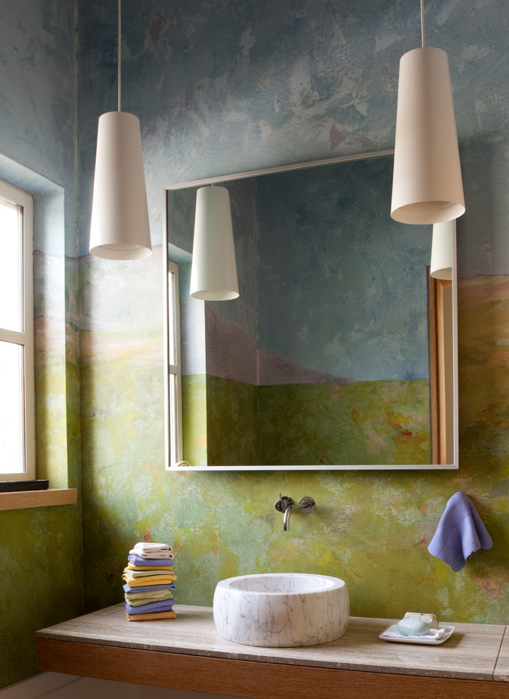 Источник вдохновения для домашнего уюта: туалет в современном стиле с настольной раковиной