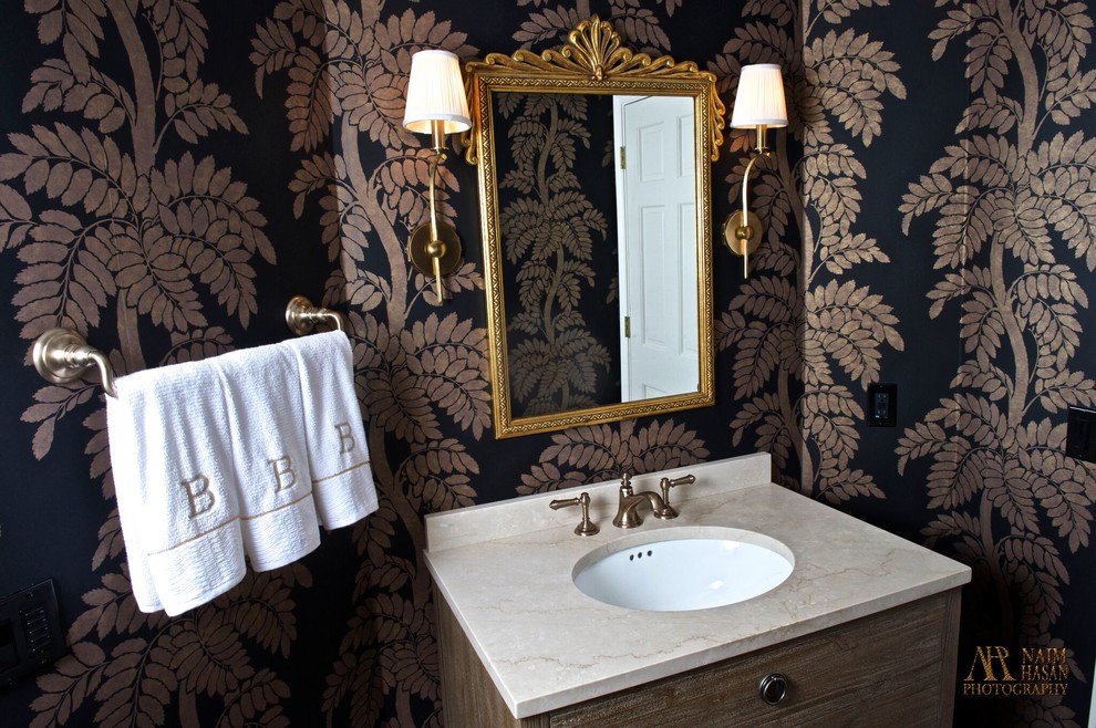 Immagine di un bagno di servizio chic di medie dimensioni con pareti multicolore, parquet scuro, lavabo sottopiano, WC a due pezzi, ante lisce, ante in legno bruno e top in legno