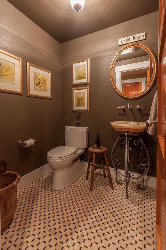 Esempio di un bagno di servizio tradizionale di medie dimensioni con WC monopezzo, pareti marroni, lavabo a bacinella, pavimento bianco e pavimento con piastrelle in ceramica