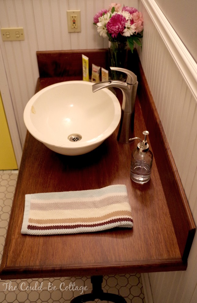 Mittelgroße Landhausstil Gästetoilette mit Aufsatzwaschbecken, Waschtisch aus Holz, weißen Fliesen und grauer Wandfarbe in Sonstige