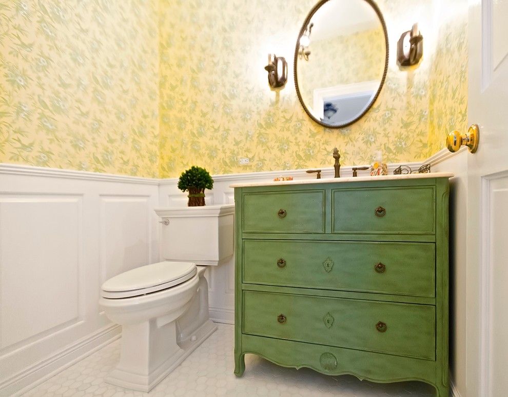 Kleine Klassische Gästetoilette mit Unterbauwaschbecken, verzierten Schränken, grünen Schränken, Wandtoilette mit Spülkasten, weißen Fliesen, gelber Wandfarbe und Marmorboden in Chicago