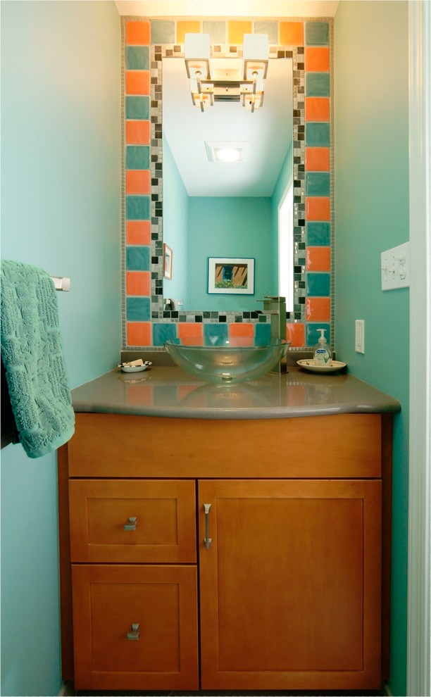 フィラデルフィアにあるお手頃価格の小さなコンテンポラリースタイルのおしゃれなトイレ・洗面所 (シェーカースタイル扉のキャビネット、中間色木目調キャビネット、分離型トイレ、青いタイル、オレンジのタイル、磁器タイル、青い壁、磁器タイルの床、ベッセル式洗面器、クオーツストーンの洗面台) の写真