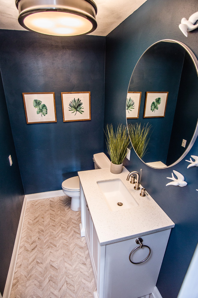 Inspiration för små moderna toaletter, med möbel-liknande, vita skåp, en toalettstol med hel cisternkåpa, blå väggar, klinkergolv i keramik, ett undermonterad handfat, bänkskiva i kvartsit och flerfärgat golv