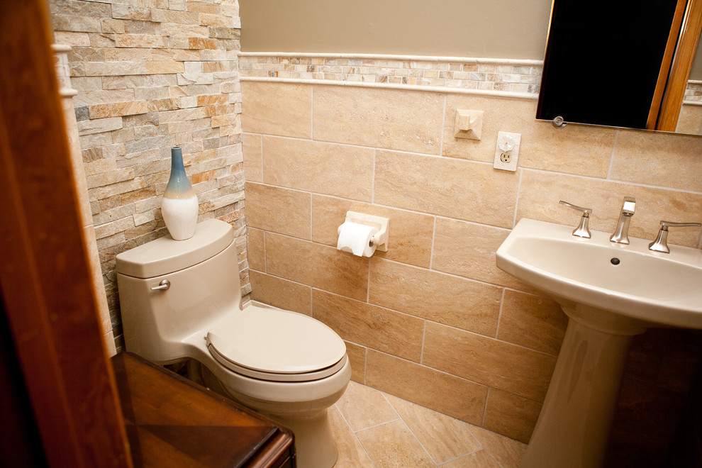 Пример оригинального дизайна: туалет в стиле неоклассика (современная классика) с плиткой из травертина
