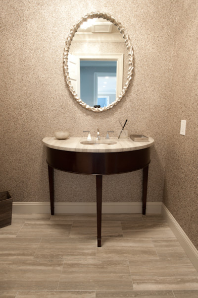 Aménagement d'un WC et toilettes classique en bois foncé avec un lavabo encastré, un placard en trompe-l'oeil, WC à poser et un carrelage beige.