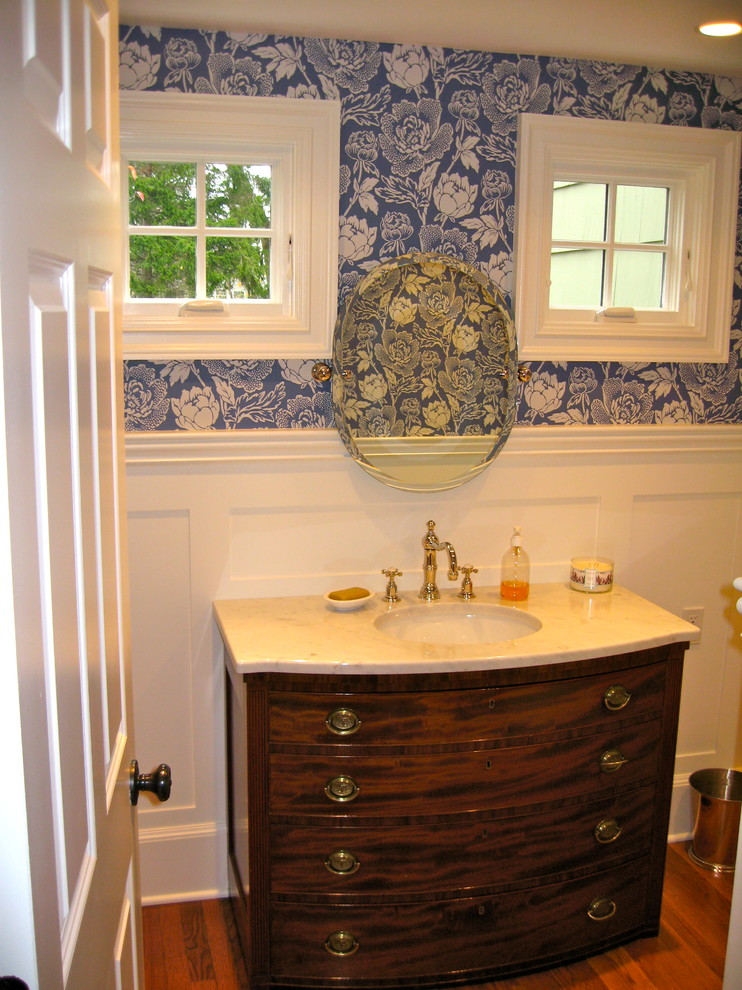 Inspiration för mellanstora klassiska toaletter, med ett undermonterad handfat, möbel-liknande, skåp i mörkt trä, marmorbänkskiva, blå väggar och mellanmörkt trägolv