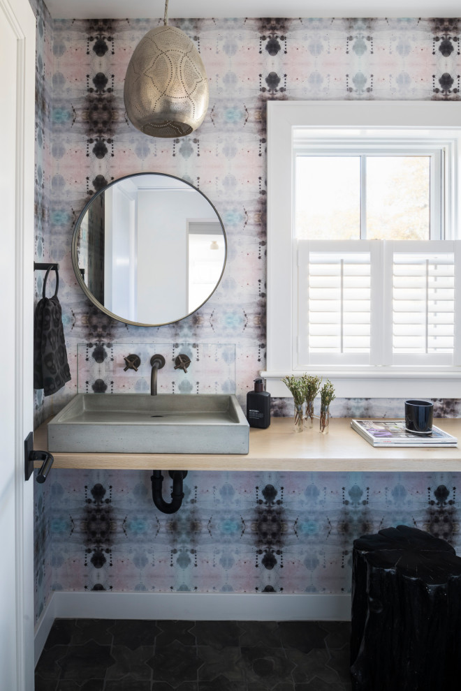 ニューヨークにある高級な中くらいなコンテンポラリースタイルのおしゃれなトイレ・洗面所 (テラコッタタイルの床、木製洗面台、グレーの床、フローティング洗面台、壁紙) の写真