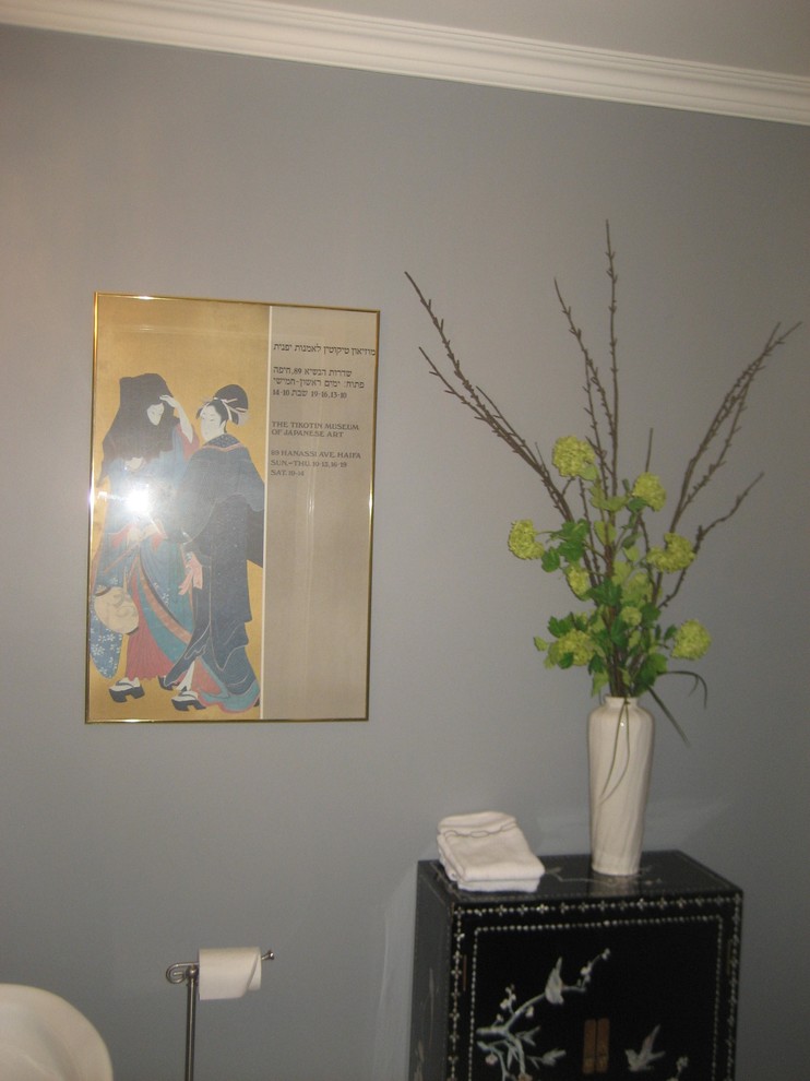 Kleine Eklektische Gästetoilette mit Sockelwaschbecken, grauer Wandfarbe, Keramikboden, Wandtoilette mit Spülkasten und weißem Boden in Toronto