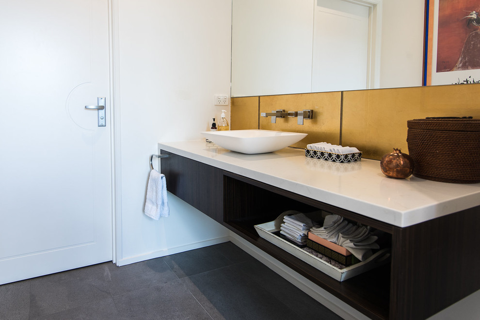 Cette image montre un WC et toilettes design en bois foncé avec un placard sans porte, un carrelage en pâte de verre et un sol en carrelage de porcelaine.