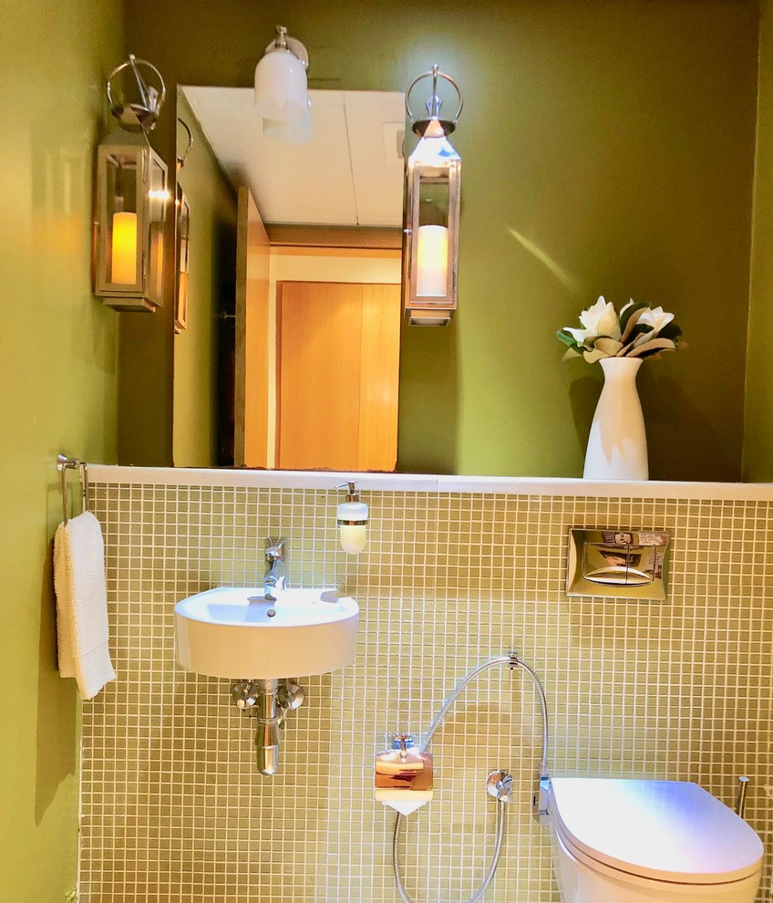 Diseño de aseo tradicional pequeño con sanitario de una pieza, baldosas y/o azulejos verdes, encimera de mármol y encimeras beige