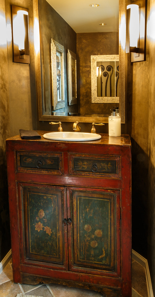 Ejemplo de aseo clásico renovado pequeño con lavabo encastrado, armarios tipo mueble, baldosas y/o azulejos beige, paredes marrones y puertas de armario con efecto envejecido